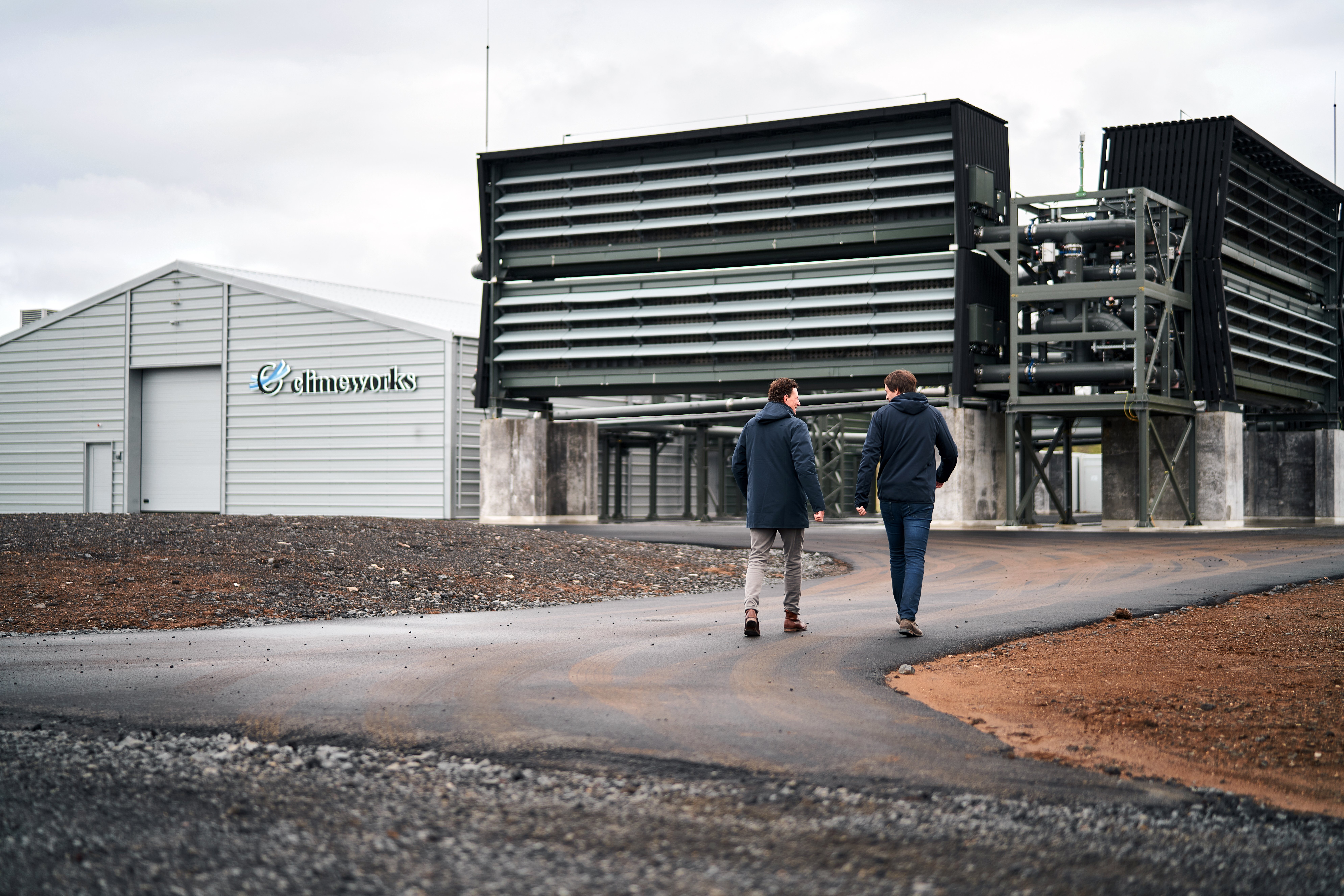 Climeworks Orca plant in Iceland with founders C_Gebald and J_Wurzbacher (long shot)_Copyright Climeworks_300dpi